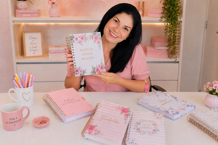 Aline Mara segurando uma agenda personalizada